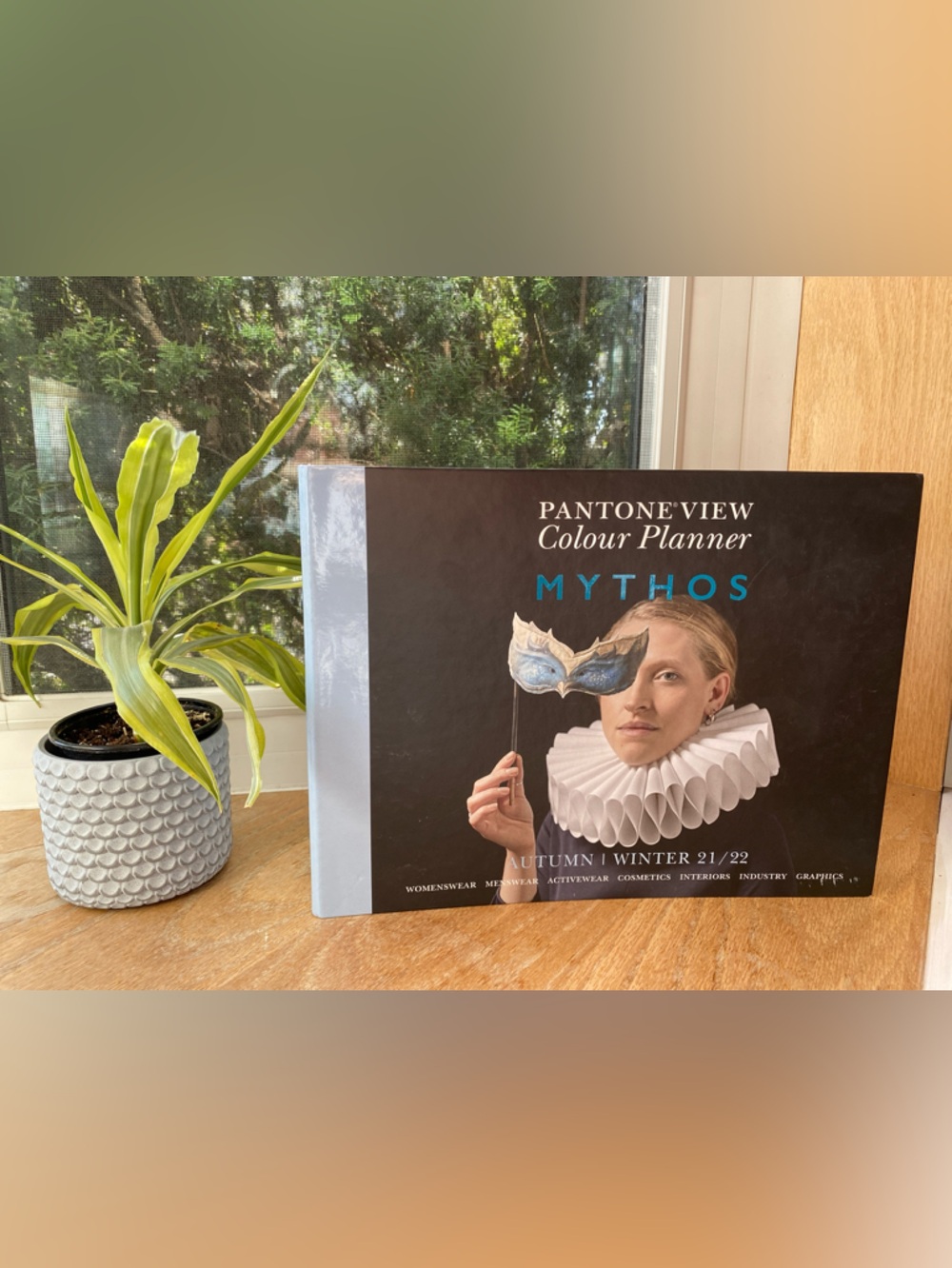 Pantone View Colour Planner MYTHOS Book - 2021/2022